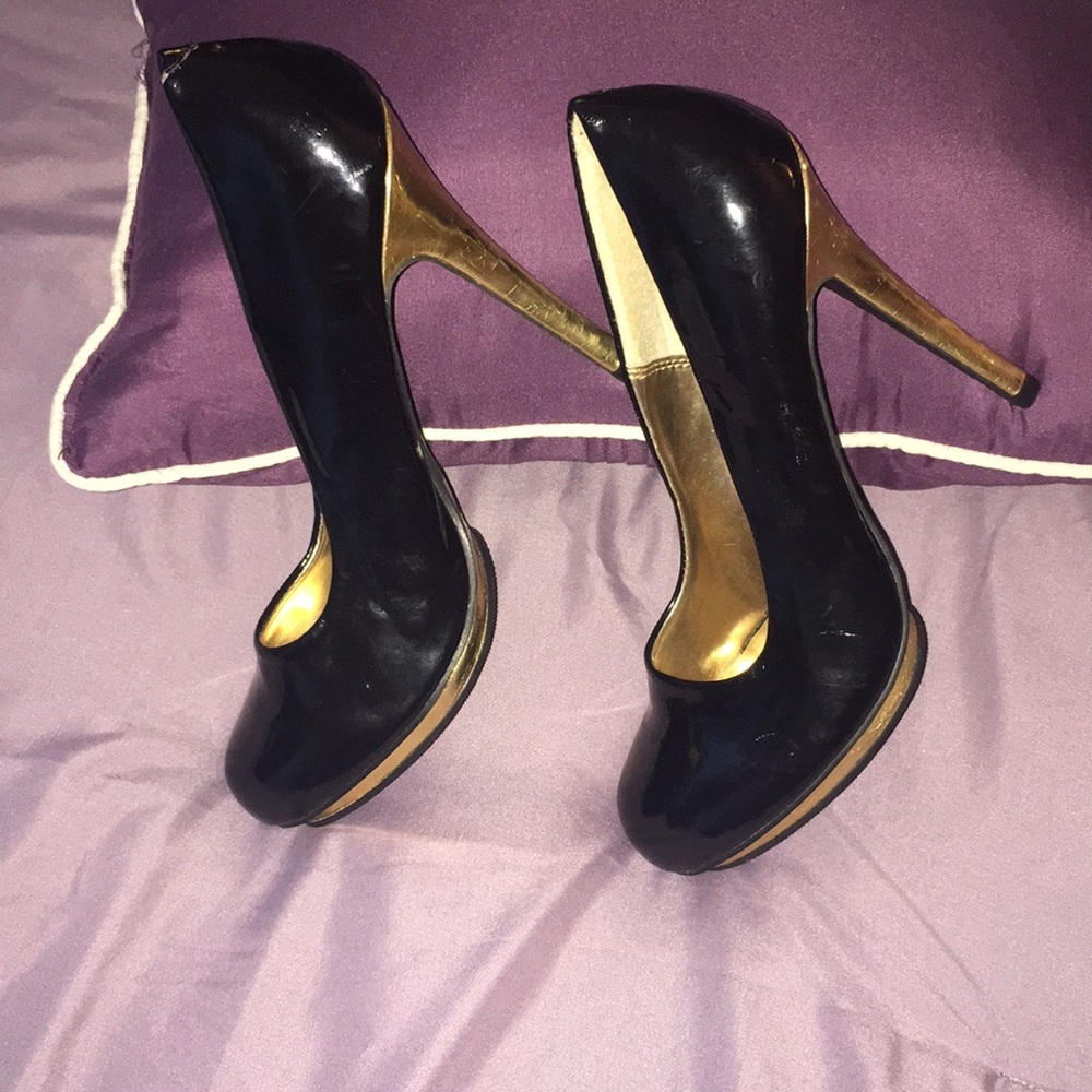 Black and gold stiletto heal!